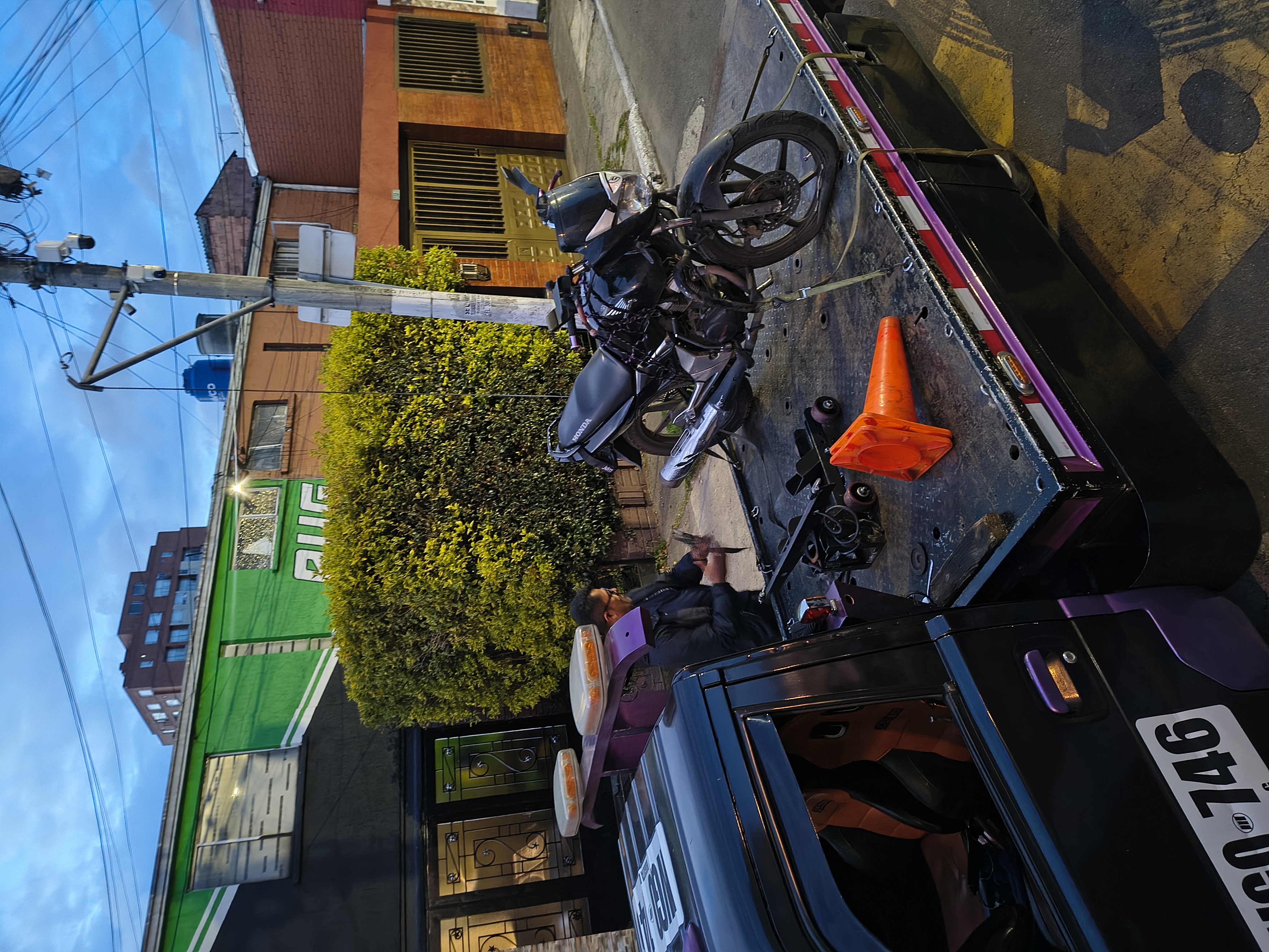 Motociclista AVG en cobertura