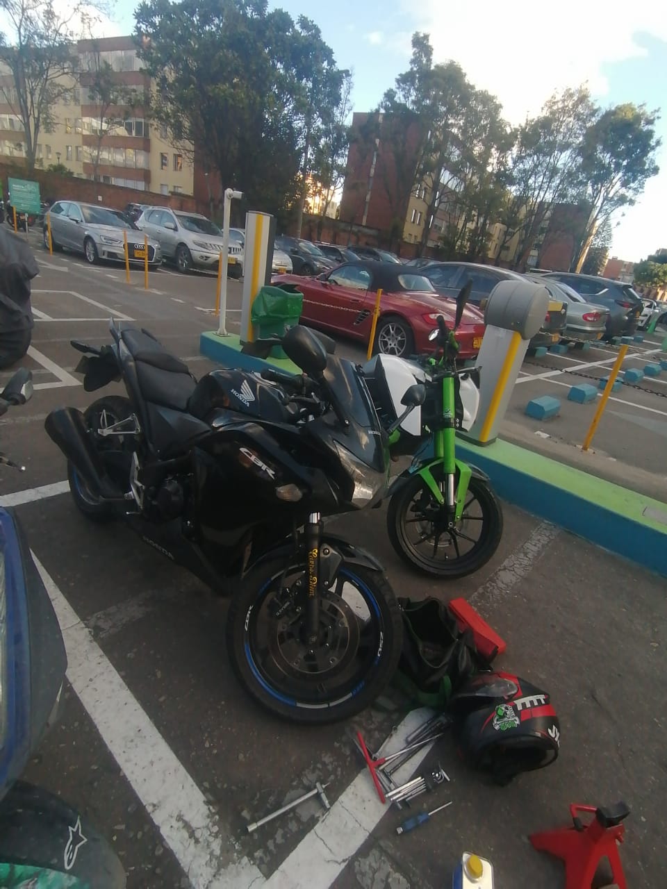 Motociclista AVG en cobertura