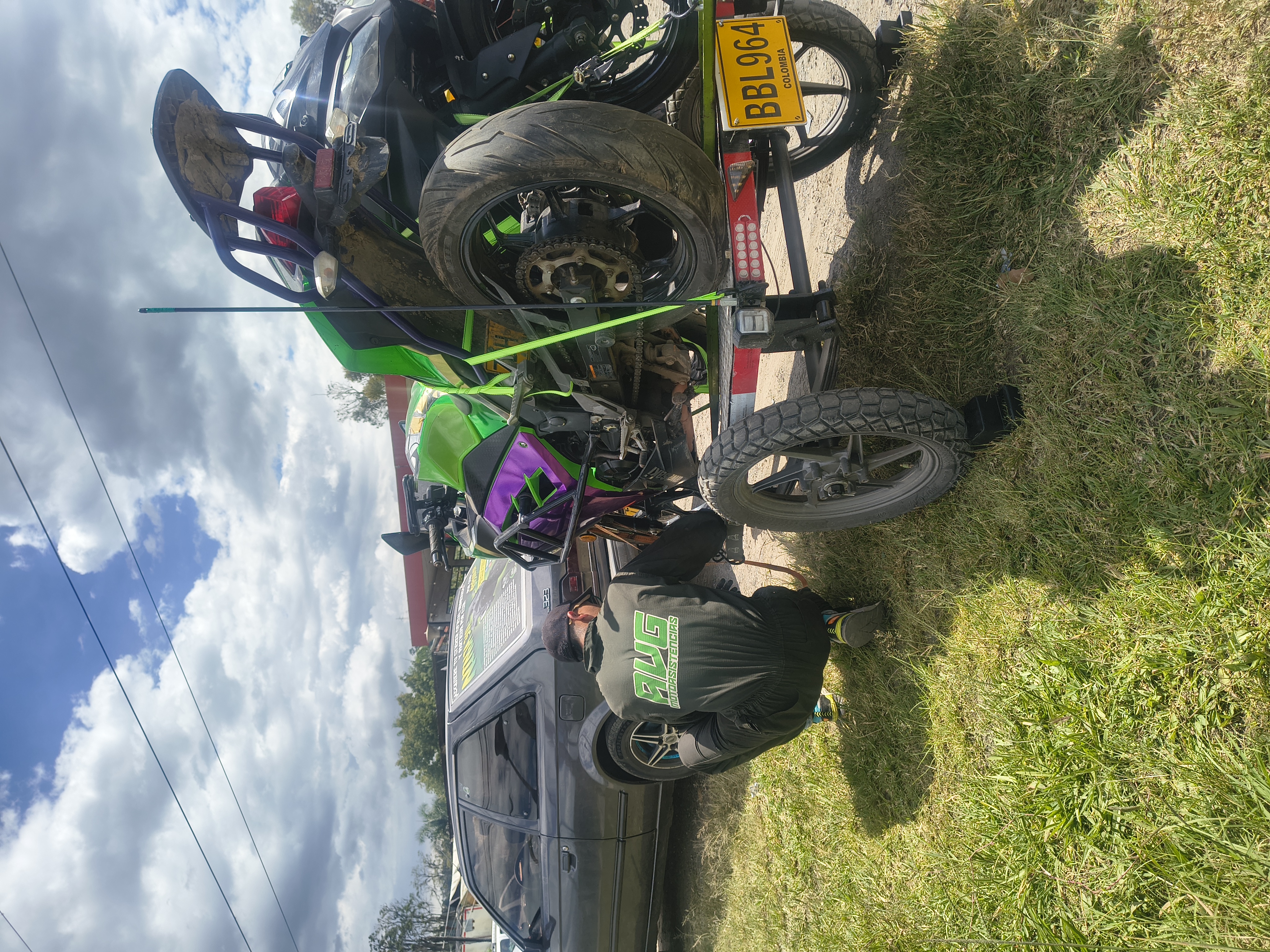 Motociclista AVG en cobertura