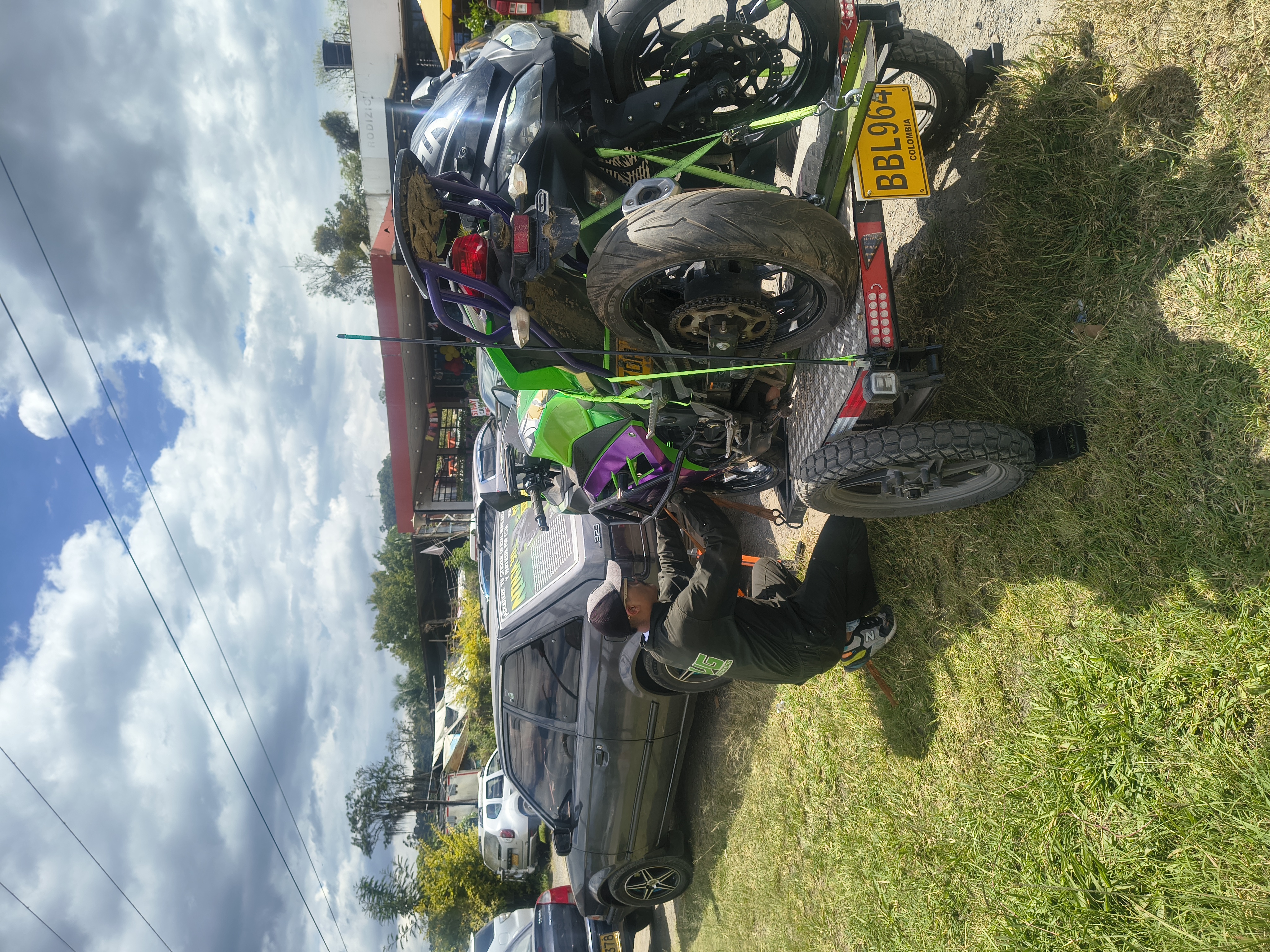 Motociclista AVG en cobertura