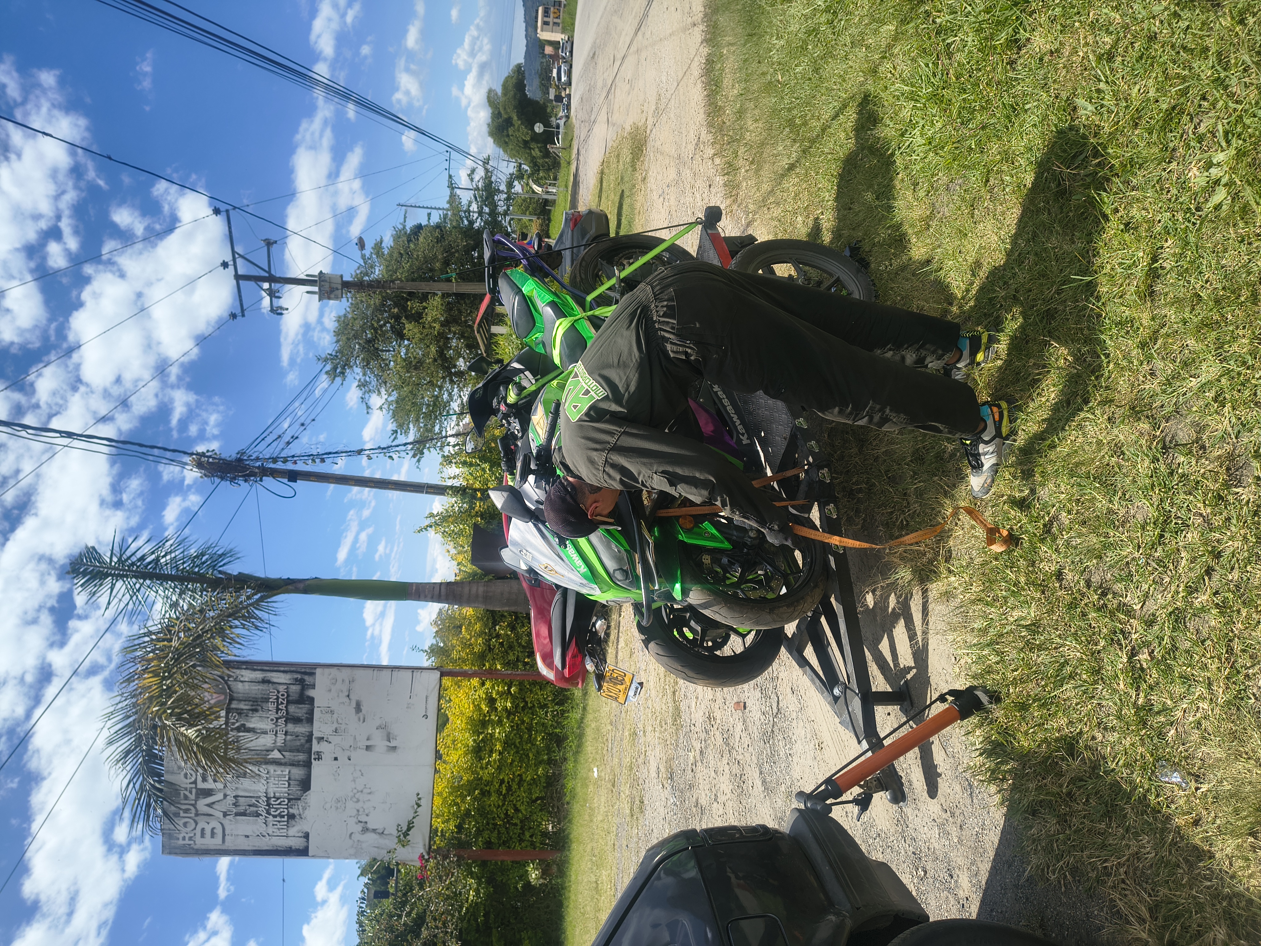 Motociclista AVG en cobertura
