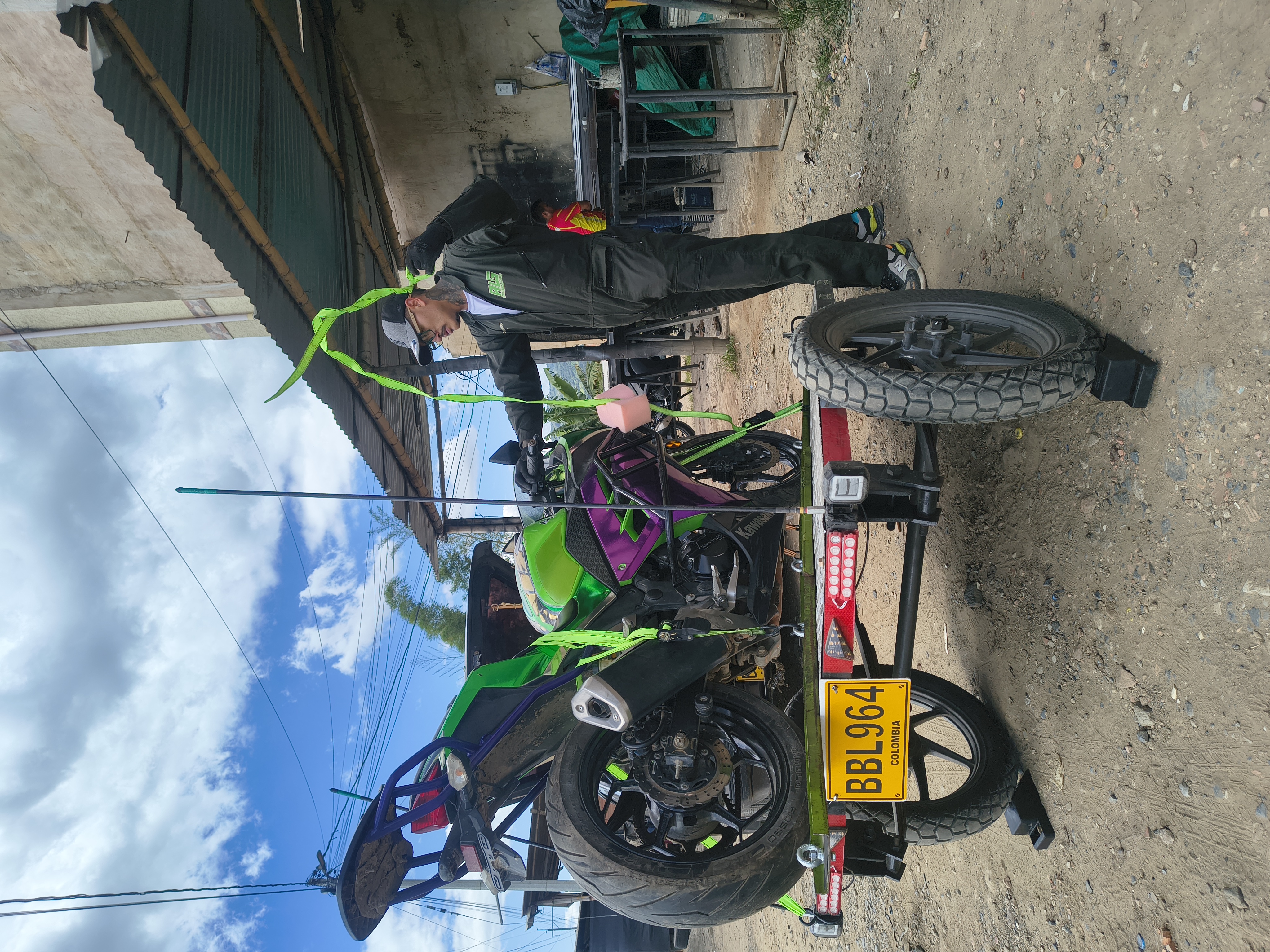 Motociclista AVG en cobertura