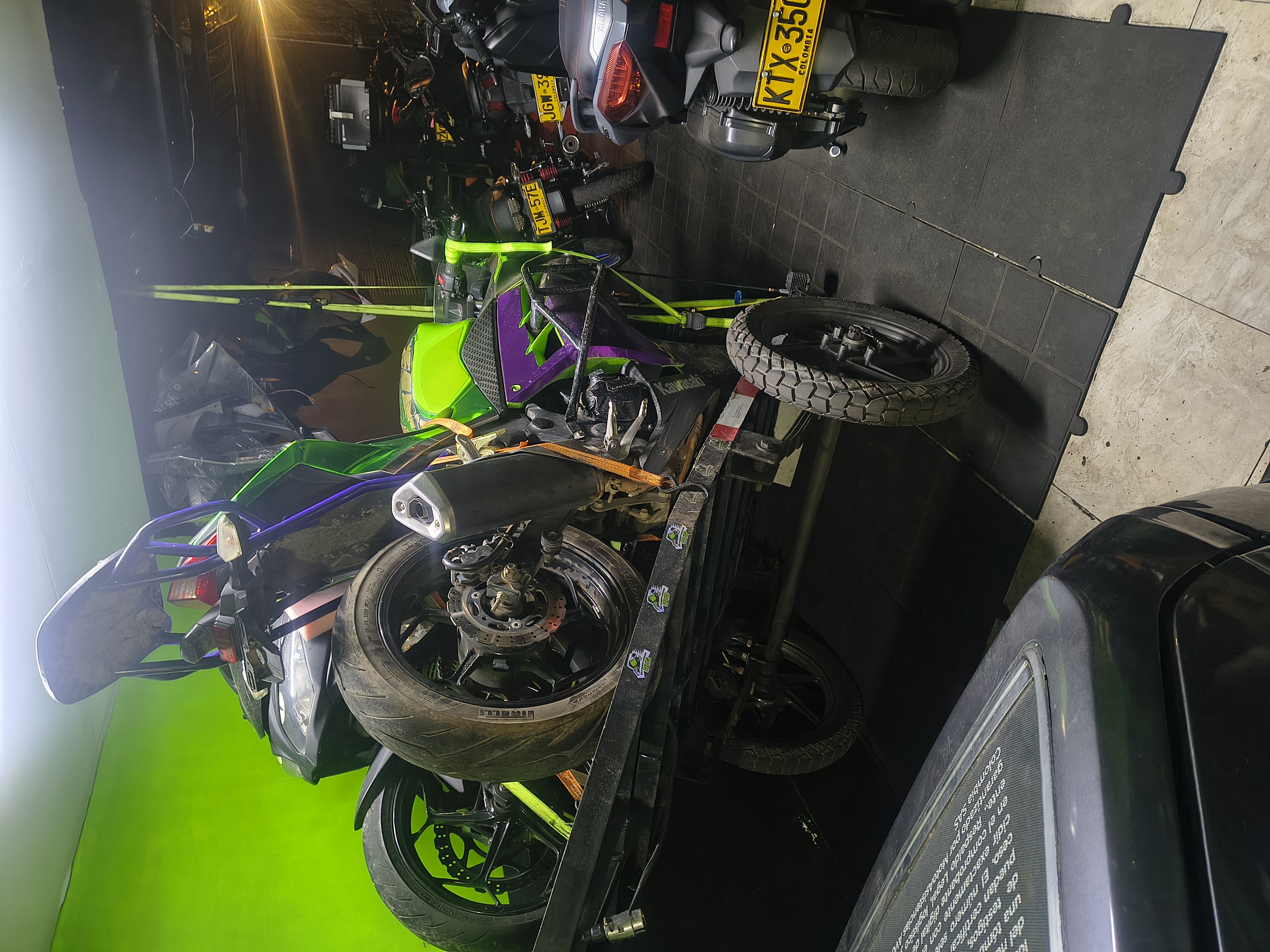 Motociclista AVG en cobertura